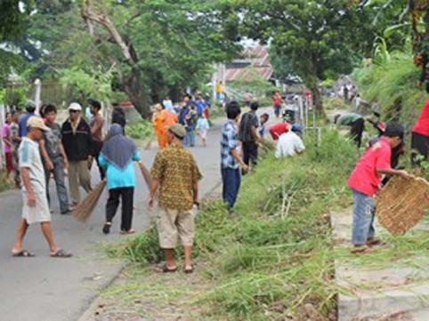Warga di Kecamatan Eris Gotong Royong Bersihkan Trotoar Jalan